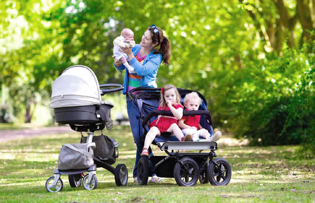 Треће дете подижу мама, тата и фонд